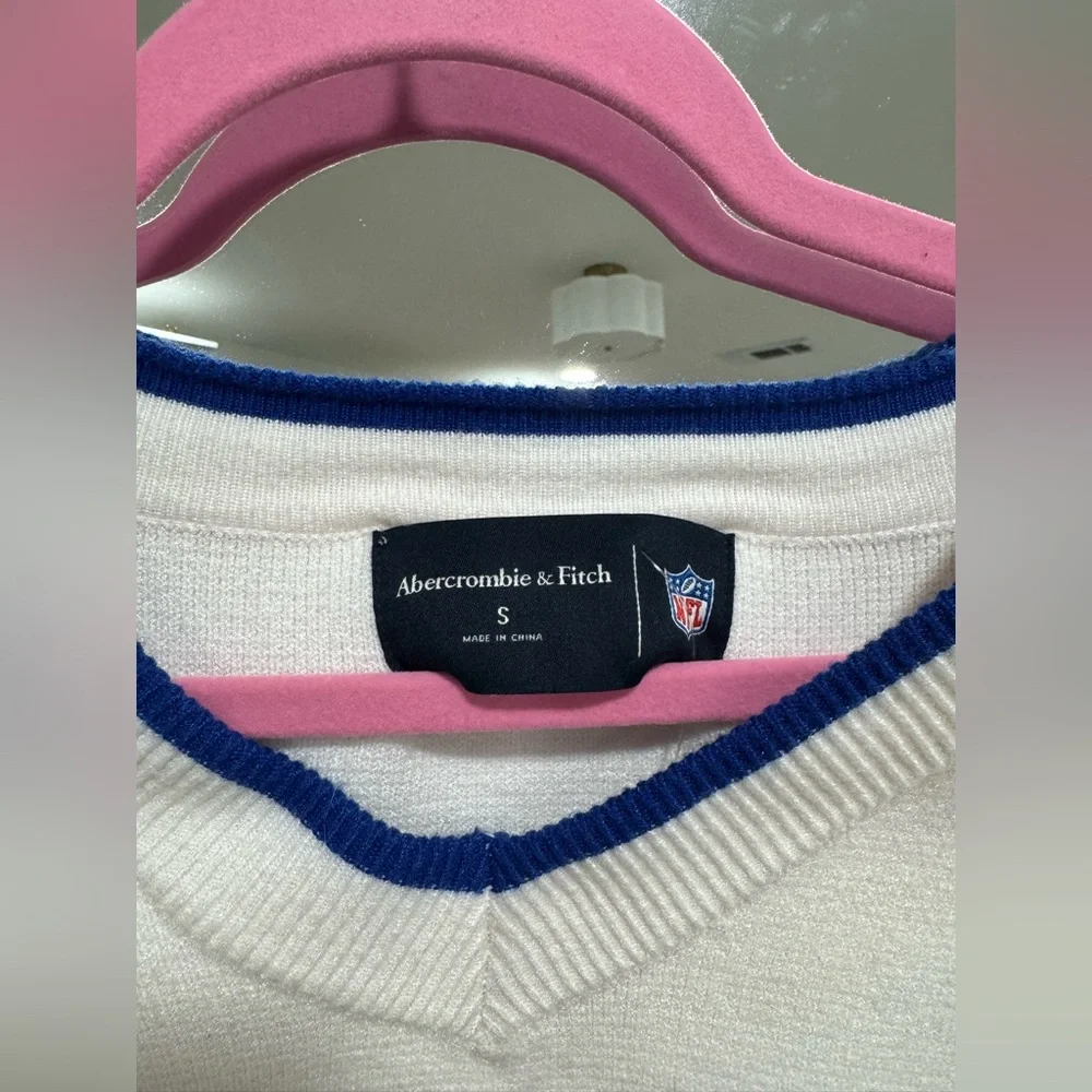 Abercrombie & Fitch NFL Sweater Buffalo Bills LuxeLoft V-Neck - Picture 4 of 4